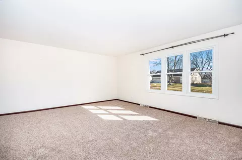 1010 Concord Ln, Hoffman Estates, IL 60192 photo 4