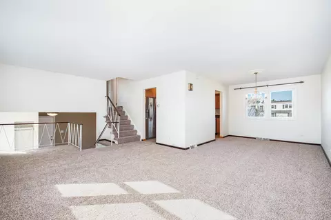 1010 Concord Ln, Hoffman Estates, IL 60192 photo 3