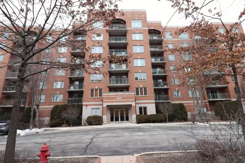 370 S Western Ave #301, Des Plaines, IL 60016