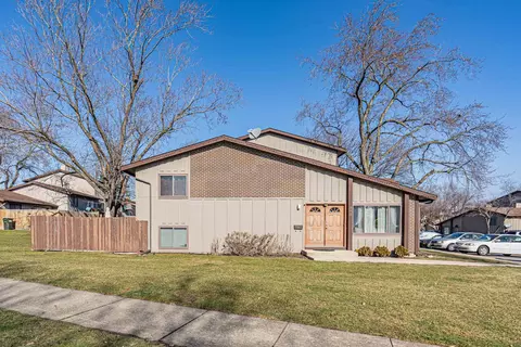 562 Forum Dr, Roselle, IL 60172