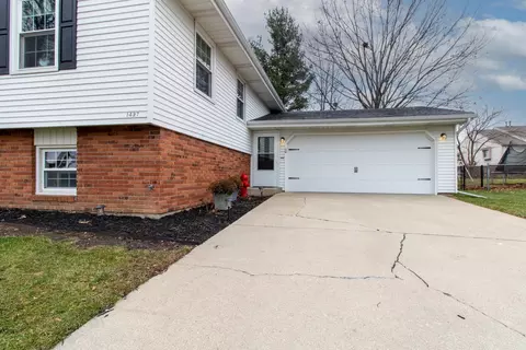 1427 Hanson Dr, Normal, IL 61761 photo 2