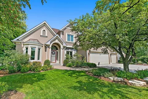 2070 Brookwood Dr, South Elgin, IL 60177