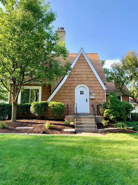 34 Woodlawn Dr, Mundelein, IL 60060