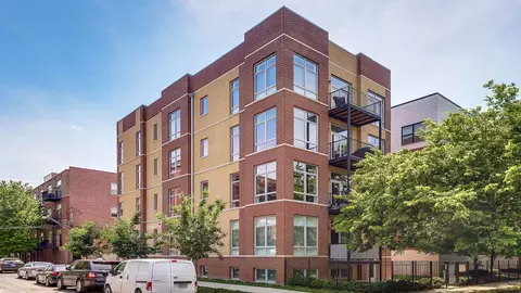 2301 W Wolfram St #2, Chicago, IL 60618