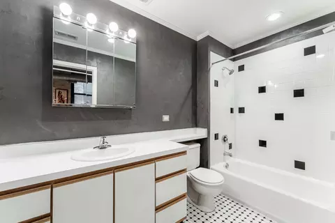 Bath - 312 N May St #2H, Chicago, IL 60607 photo 1 of 2