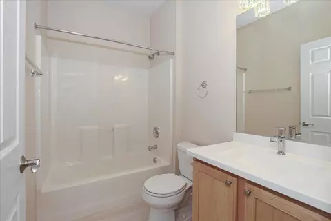 Bath - 881 Eineke Blvd, Algonquin, IL 60102 photo 3 of 3
