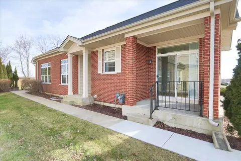 Exterior - 881 Eineke Blvd, Algonquin, IL 60102 photo 3 of 5