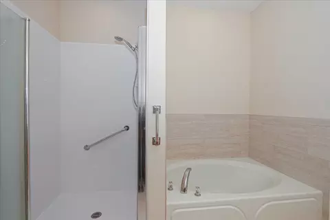 Bath - 881 Eineke Blvd, Algonquin, IL 60102 photo 2 of 3