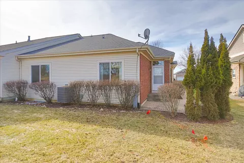 Exterior - 881 Eineke Blvd, Algonquin, IL 60102 photo 4 of 5