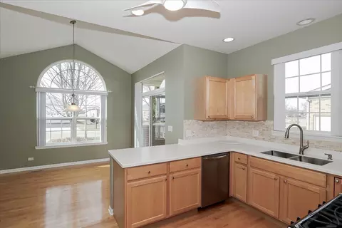 Kitchen - 881 Eineke Blvd, Algonquin, IL 60102 photo 2 of 4