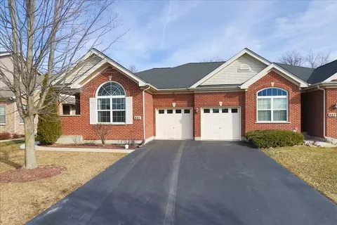 881 Eineke Blvd, Algonquin, IL 60102