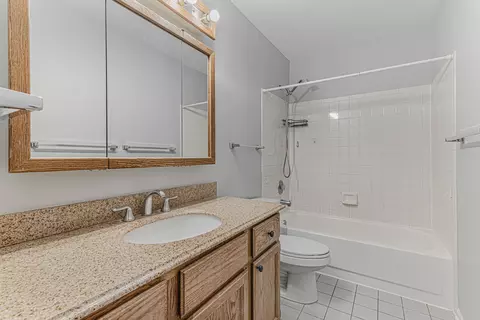 Bath - 1235 Sumac Trl, Hoffman Estates, IL 60192 photo 4 of 4
