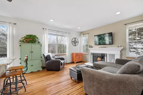 Living - 1102 Horizon Dr, Bartlett, IL 60103 photo 4 of 8