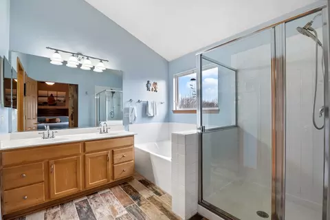 Bath - 1102 Horizon Dr, Bartlett, IL 60103 photo 2 of 4
