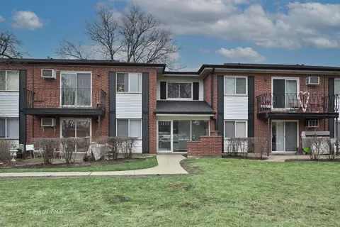 2411 E Brandenberry Ct #2R, Arlington Heights, IL 60004