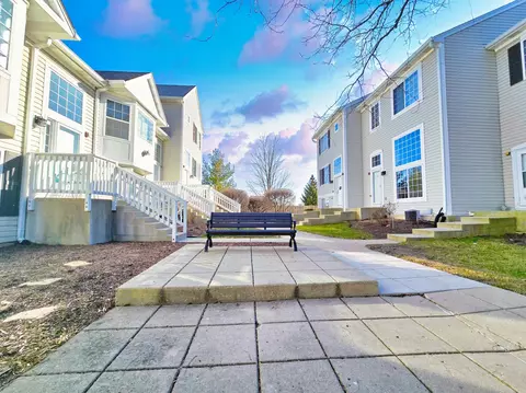 805 E Victoria Cir, North Aurora, IL 60542