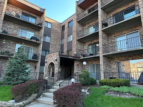 625 W Huntington Commons Rd #216, Mount Prospect, IL 60056