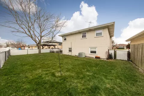 8150 N Root Ct, Niles, IL 60714 photo 2