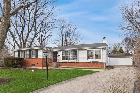 1710 Chatham Cir, Deerfield, IL 60015