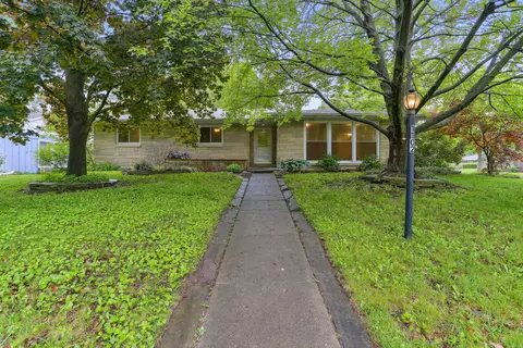 1102 Lincolnshire Dr, Champaign, IL 61821