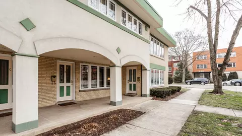 245 S Oak Park Ave #D, Oak Park, IL 60302
