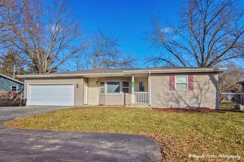 110 Bay Rd, Mchenry, IL 60051