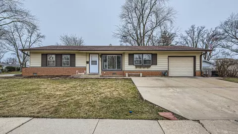 950 Victoria Ln, Elk Grove Village, IL 60007