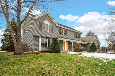 8611 Castleberry Dr, Woodstock, IL 60098
