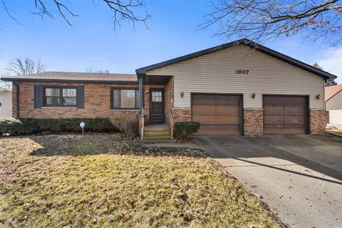 1907 W John St W, Champaign, IL 61821