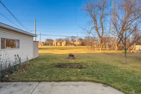 7748 Suburban Ln, Bridgeview, IL 60455 photo 2