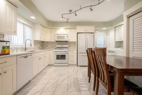 7748 Suburban Ln, Bridgeview, IL 60455 photo 4