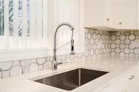 7748 Suburban Ln, Bridgeview, IL 60455 photo 5