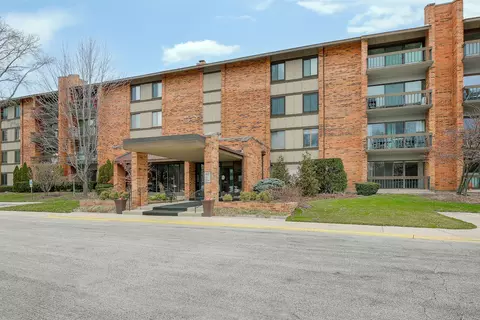 201 Lake Hinsdale Dr #212, Willowbrook, IL 60527