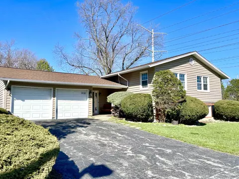 3130 Woodridge Dr, Woodridge, IL 60517