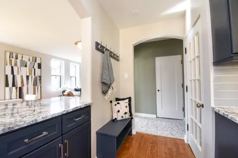 Bath - 427 Uvedale Rd, Riverside, IL 60546 photo 2 of 4