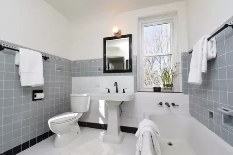 Bath - 427 Uvedale Rd, Riverside, IL 60546 photo 3 of 4