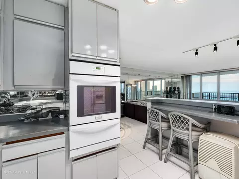 Kitchen - 400 E Randolph St #3709, Chicago, IL 60601 photo 2 of 2