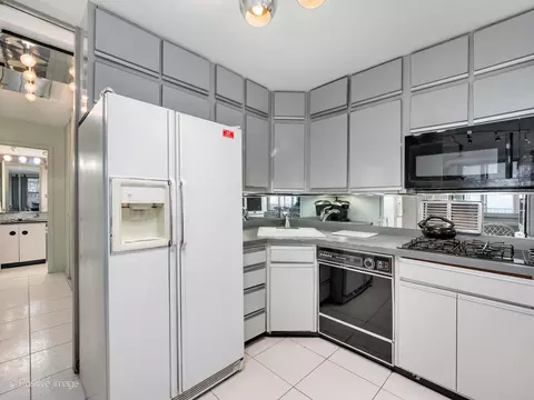 Kitchen - 400 E Randolph St #3709, Chicago, IL 60601 photo 1 of 2