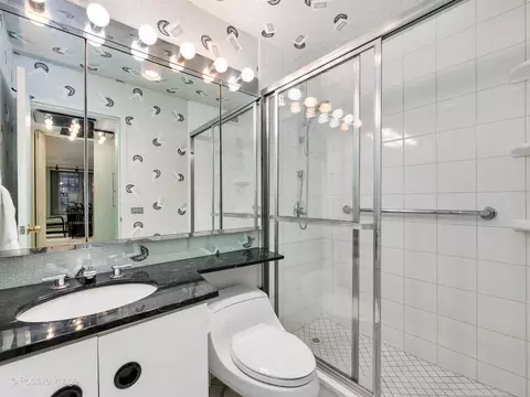 Bath - 400 E Randolph St #3709, Chicago, IL 60601 photo 2 of 3