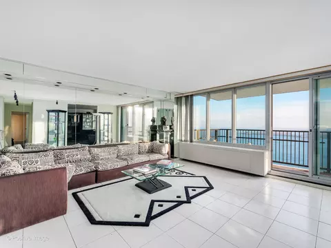 Bath - 400 E Randolph St #3709, Chicago, IL 60601 photo 1 of 3