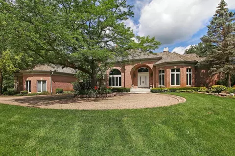 8 Woodhaven Dr, South Barrington, IL 60010