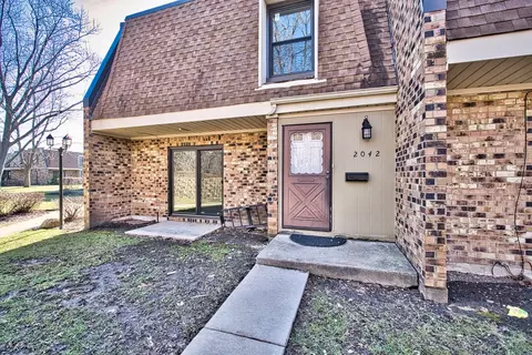 2042 Country Club Dr #18-1H, Woodridge, IL 60517