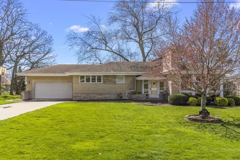 11311 Tecumseh Ln, Indian Head Park, IL 60525