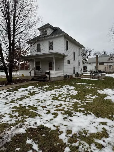 614 W 5th St, Sterling, IL 61081