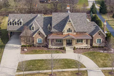 39 W220 Longmeadow Ln, Saint Charles, IL 60175