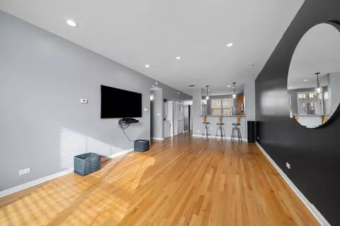 Dining - 2330 E 71st St #B, Chicago, IL 60649 photo 1 of 2