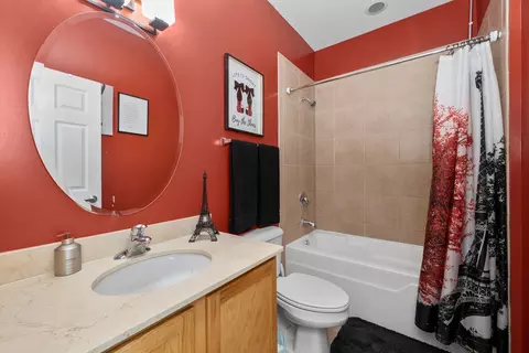 Bath - 2330 E 71st St #B, Chicago, IL 60649 photo 3 of 3