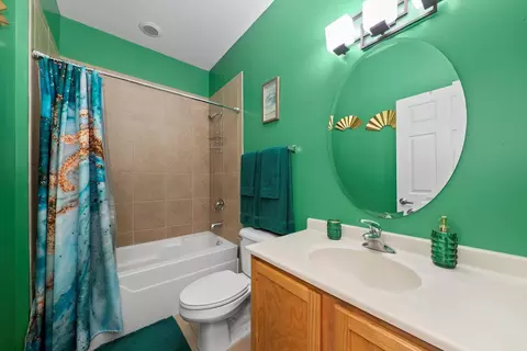 Bath - 2330 E 71st St #B, Chicago, IL 60649 photo 2 of 3