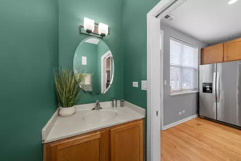 Bath - 2330 E 71st St #B, Chicago, IL 60649 photo 1 of 3