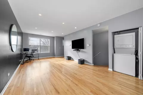 Dining - 2330 E 71st St #B, Chicago, IL 60649 photo 2 of 2
